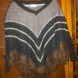 🌟Beautiful Sweater Poncho with sleeves 🖤🤎